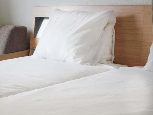 Habitación Doble Clásica - 2 camas y sofá cama del hotel Novotel Narbonne Sud. Foto 6