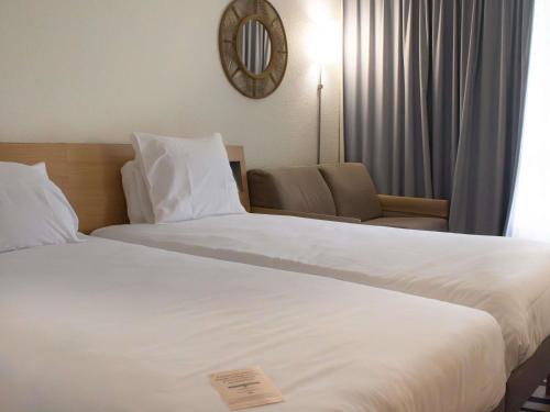 Habitación Doble Clásica - 2 camas y sofá cama del hotel Novotel Narbonne Sud. Foto 8