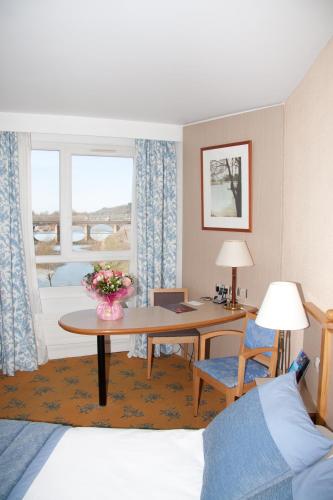 Habitación estándar con dos camas individuales, con vistas al Loira del hotel Mercure Nevers Pont De Loire. Foto 2