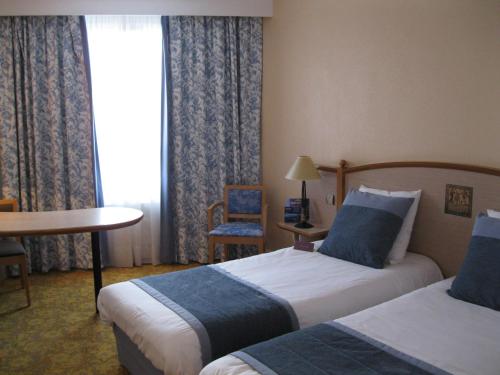 Habitación estándar con dos camas individuales, con vistas al Loira del hotel Mercure Nevers Pont De Loire. Foto 3