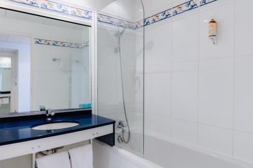Habitación estándar con dos camas individuales, con vistas al Loira del hotel Mercure Nevers Pont De Loire. Foto 7