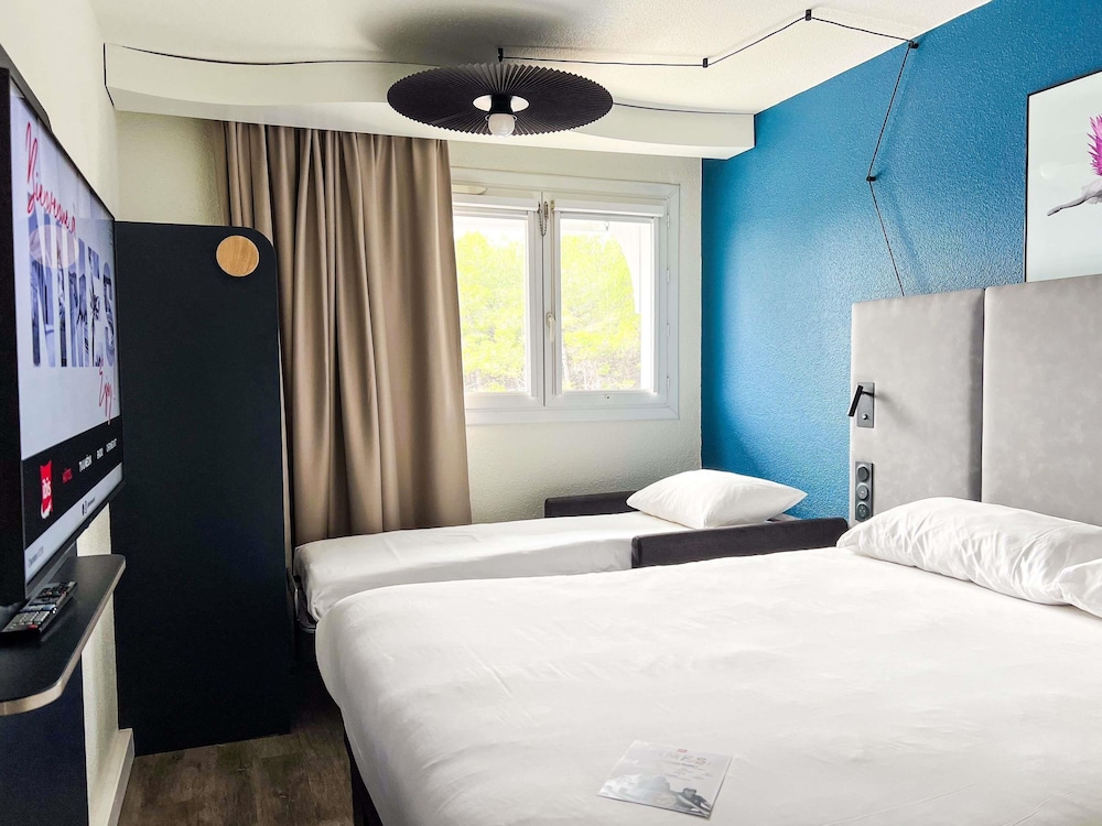 Habitación estándar con una cama doble y una cama para niños menores de 12 años del hotel Ibis Nimes Ouest. Foto 5