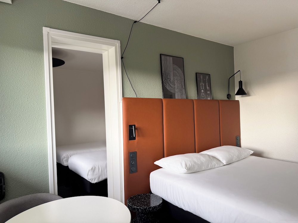 Habitación estándar con 1 cama doble y camas gemelas del hotel Ibis Nimes Ouest. Foto 3