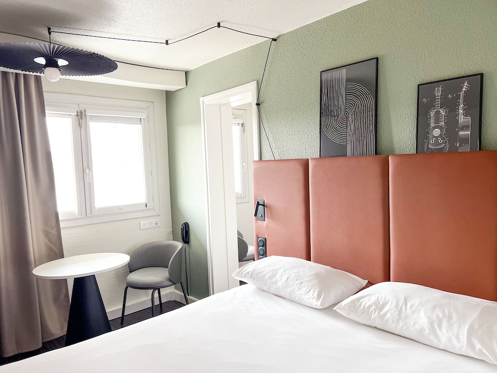 Habitación estándar con 1 cama doble y camas gemelas del hotel Ibis Nimes Ouest. Foto 5