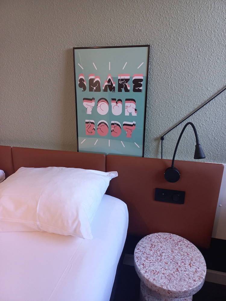 Habitación estándar con 2 camas individuales del hotel Ibis Orange Centre Échangeur A7 A9. Foto 2