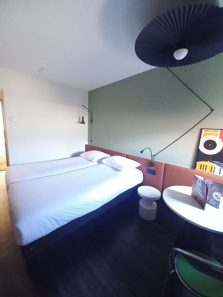 Habitación estándar con 2 camas individuales del hotel Ibis Orange Centre Échangeur A7 A9. Foto 10