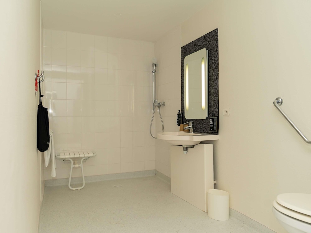 Habitación estándar con 2 camas individuales del hotel Ibis Orange Centre Échangeur A7 A9. Foto 13