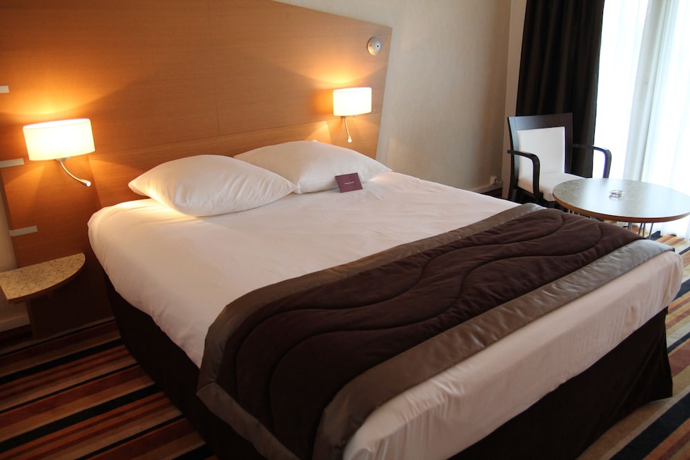 Habitación Clásica, cama grande del hotel Mercure Orléans Centre. Foto 1