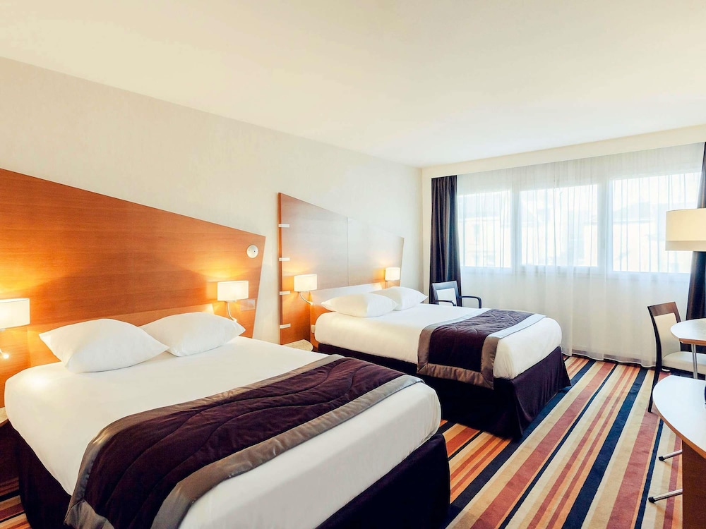 Habitación Clásica, cama grande del hotel Mercure Orléans Centre. Foto 2
