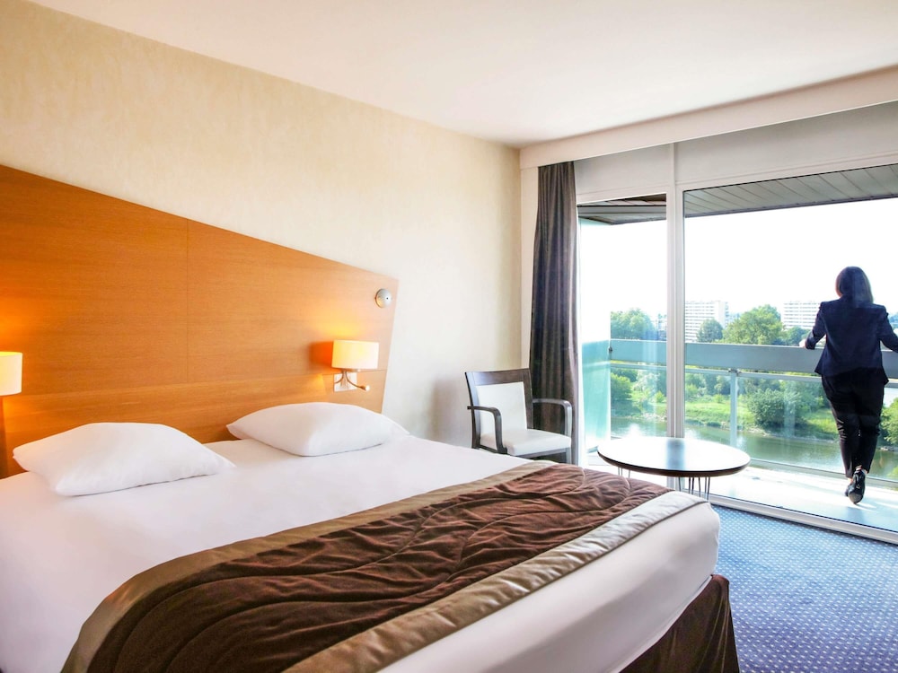 Habitación Clásica con balcón con vistas al río Loira del hotel Mercure Orléans Centre