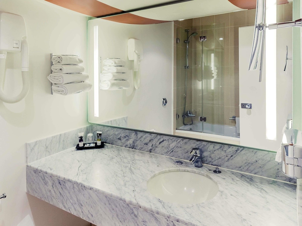Habitación Clásica con balcón con vistas al río Loira del hotel Mercure Orléans Centre. Foto 5