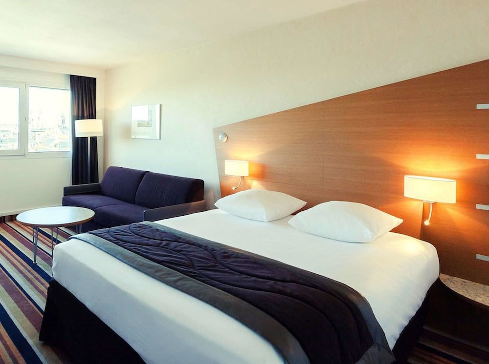 Habitación Superior con cama grande y sofá del hotel Mercure Orléans Centre. Foto 1
