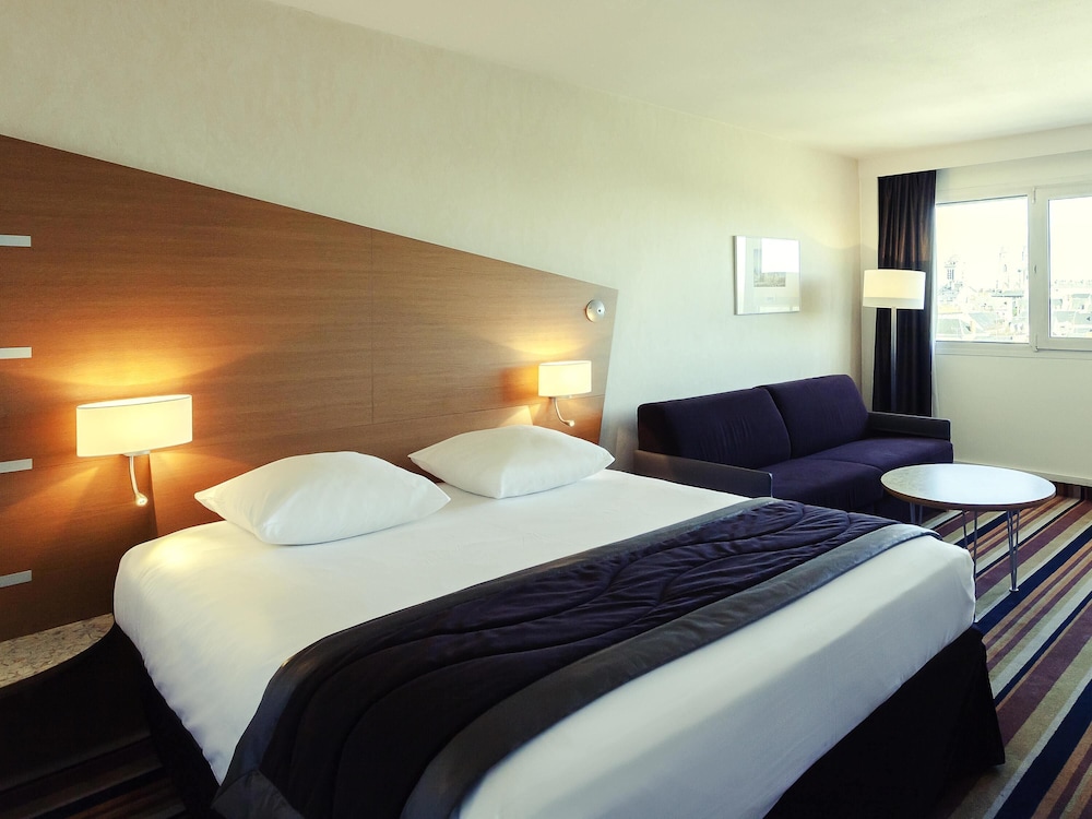 Habitación Superior con cama grande y sofá del hotel Mercure Orléans Centre. Foto 5