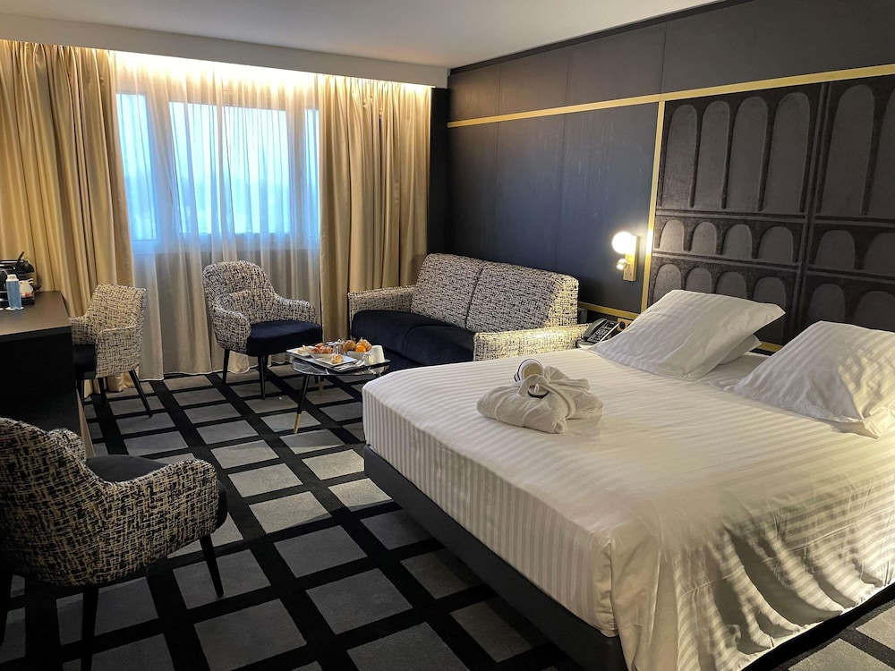 Habitación Deluxe con una cama Queen y un sofá - cama doble del hotel Mercure Orléans Centre