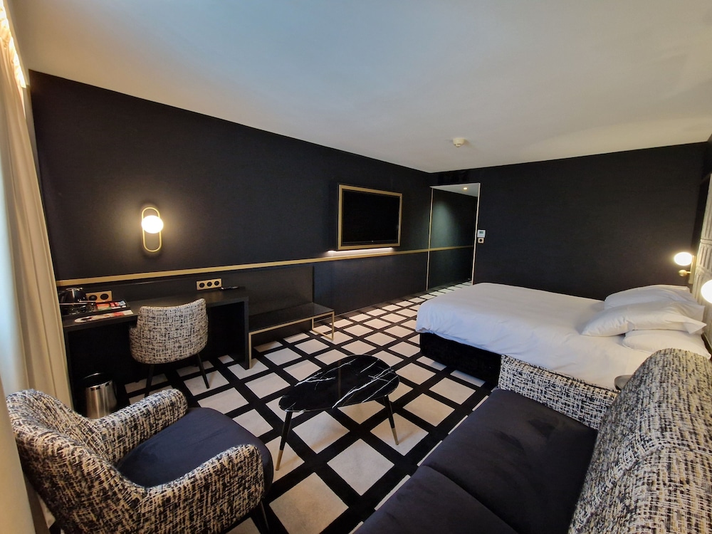 Habitación Deluxe con una cama Queen y un sofá - cama doble del hotel Mercure Orléans Centre. Foto 1
