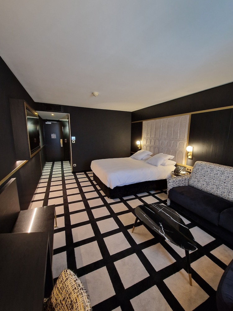 Habitación Deluxe con una cama Queen y un sofá - cama doble del hotel Mercure Orléans Centre. Foto 2