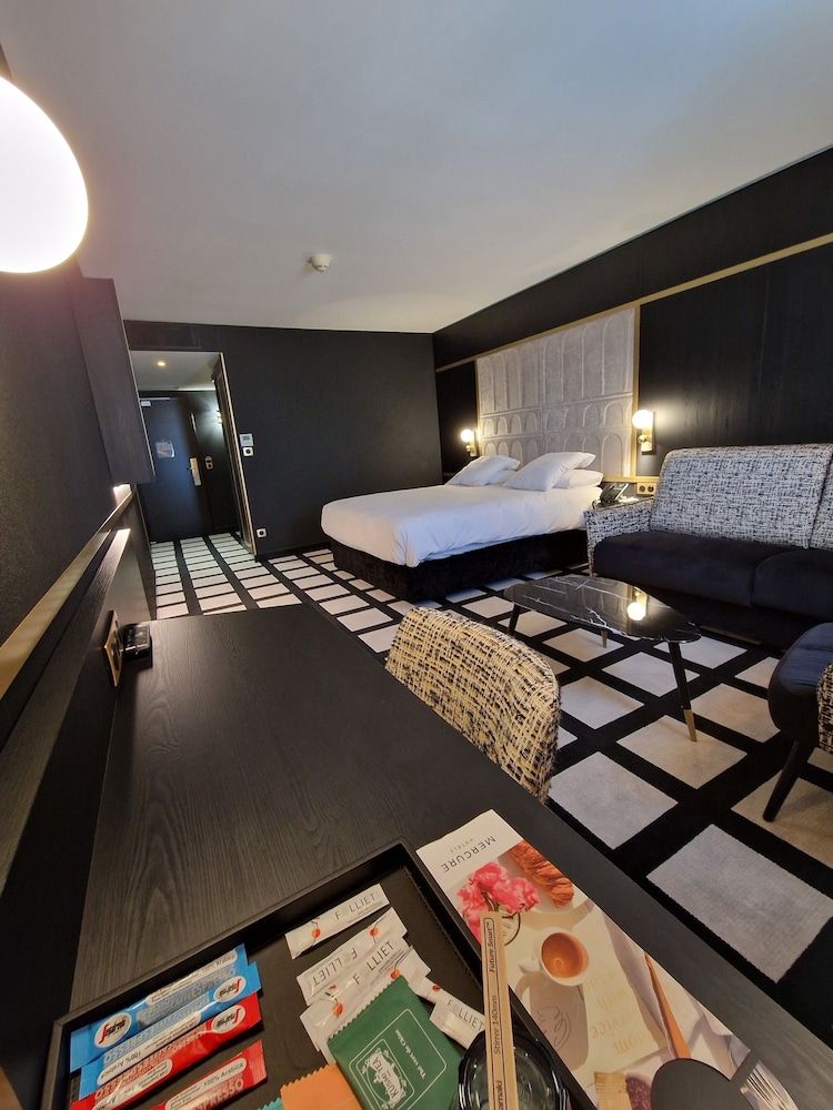 Habitación Deluxe con una cama Queen y un sofá - cama doble del hotel Mercure Orléans Centre. Foto 3