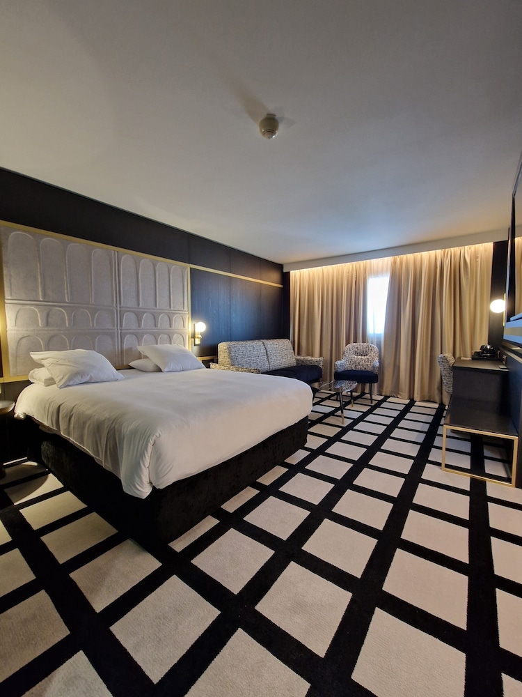 Habitación Deluxe con una cama Queen y un sofá - cama doble del hotel Mercure Orléans Centre. Foto 4