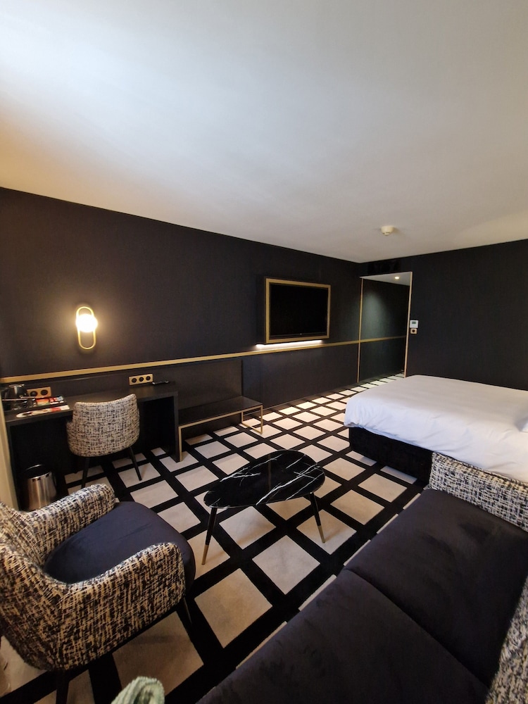 Habitación Deluxe con una cama Queen y un sofá - cama doble del hotel Mercure Orléans Centre. Foto 5