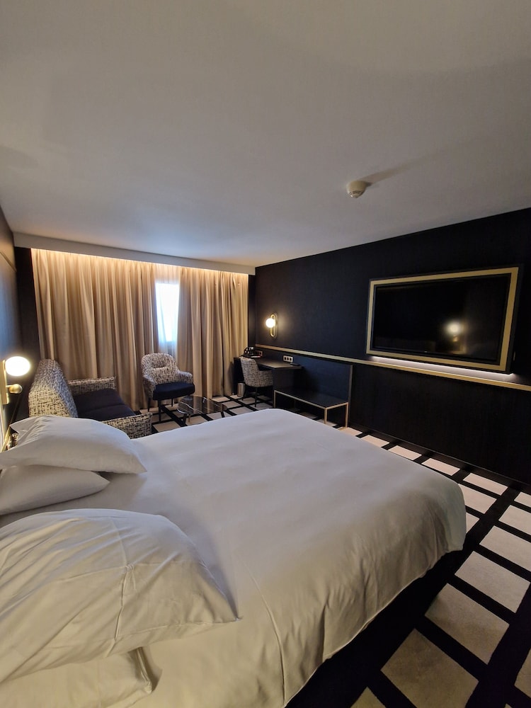 Habitación Deluxe con una cama Queen y un sofá - cama doble del hotel Mercure Orléans Centre. Foto 6