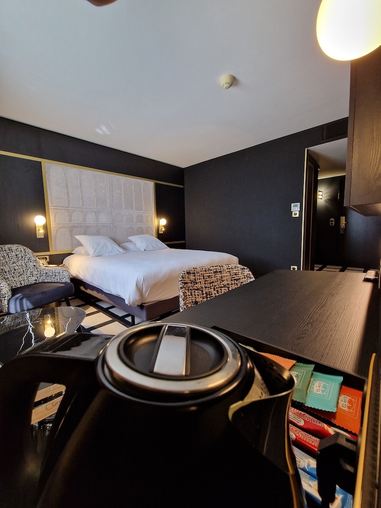 Habitación Deluxe con una cama Queen y un sofá - cama doble del hotel Mercure Orléans Centre. Foto 7