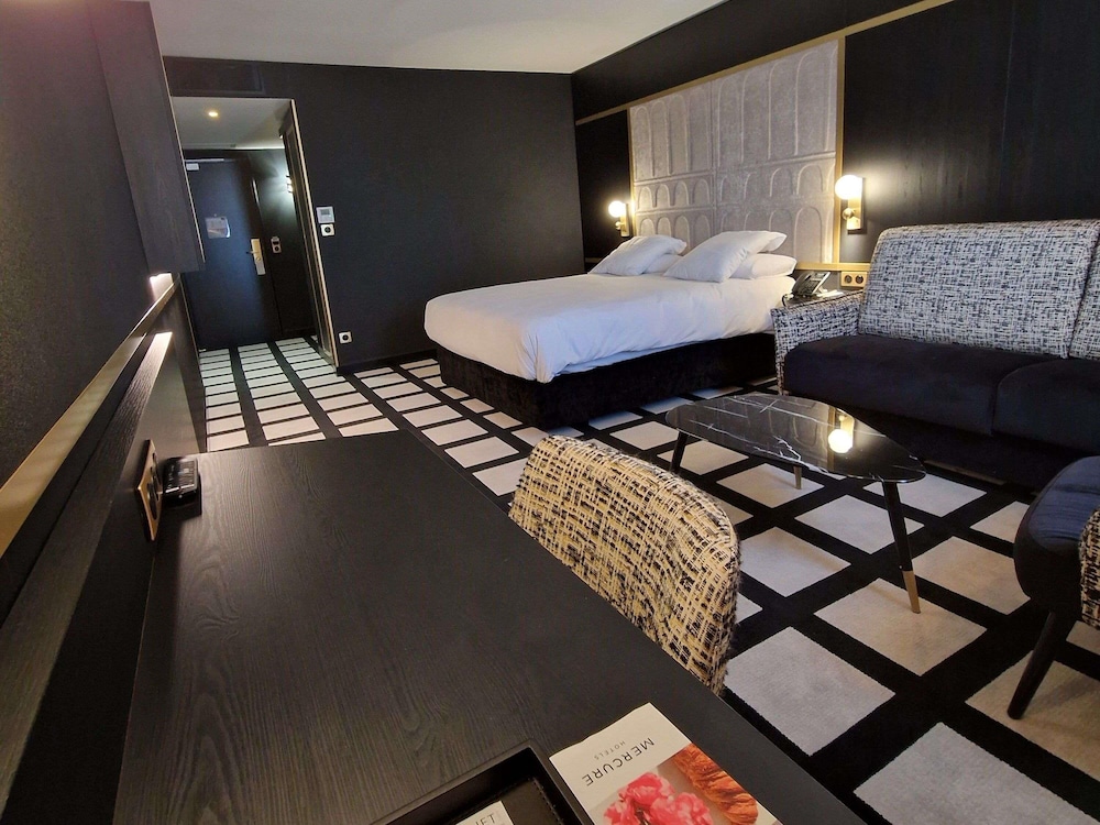 Habitación Deluxe con una cama Queen y un sofá - cama doble del hotel Mercure Orléans Centre. Foto 9