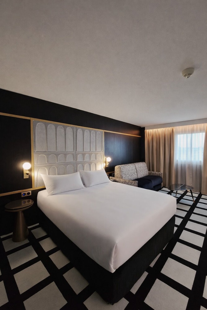 Habitación Deluxe con una cama Queen y un sofá - cama doble del hotel Mercure Orléans Centre. Foto 11