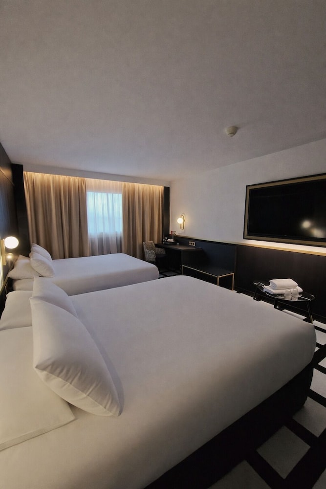 Habitación Deluxe con una cama Queen y un sofá - cama doble del hotel Mercure Orléans Centre. Foto 12