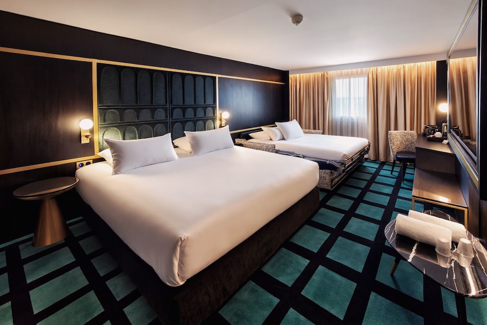 Habitación Deluxe con una cama Queen y un sofá - cama doble del hotel Mercure Orléans Centre. Foto 13