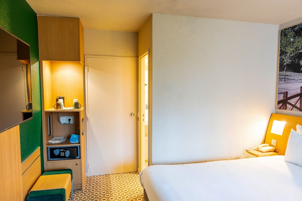 Habitación Superior con cama doble y sofá cama doble del hotel Novotel Orléans Chemins Sologne - Demeures Campagne. Foto 1