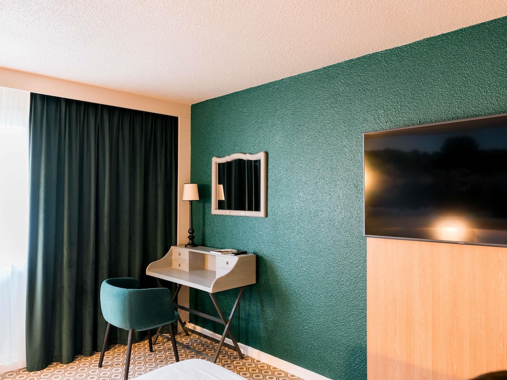 Habitación Superior con cama doble y sofá cama doble del hotel Novotel Orléans Chemins Sologne - Demeures Campagne. Foto 3