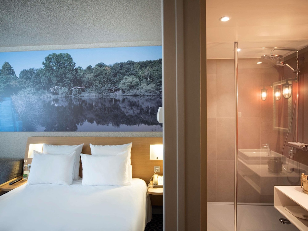Habitación Superior con cama doble y sofá cama doble del hotel Novotel Orléans Chemins Sologne - Demeures Campagne. Foto 4