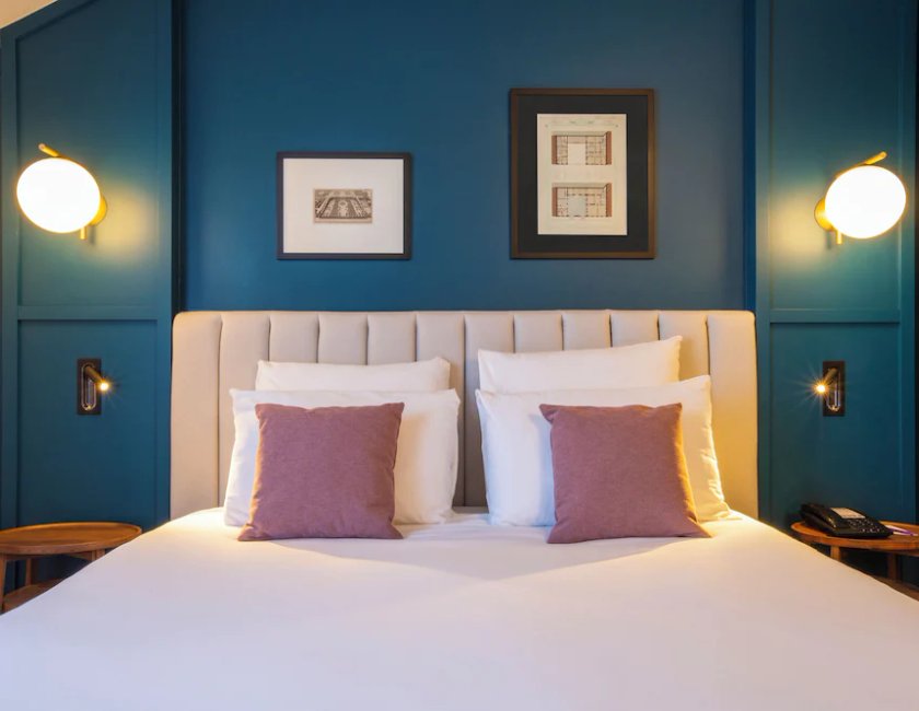 Habitación Superior con 1 cama doble y 1 sofá cama del hotel Mercure Versailles Chateau. Foto 2