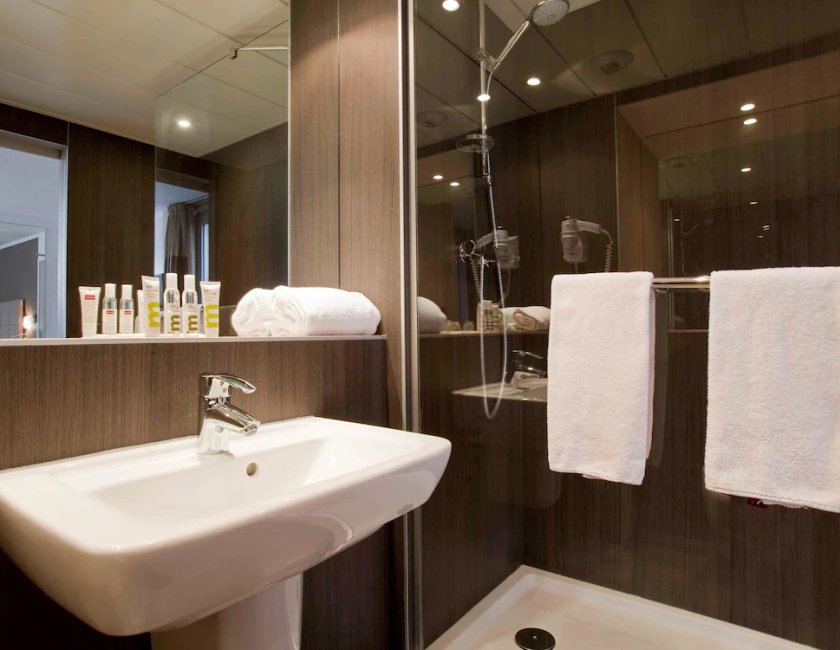 Habitación Superior con 1 cama doble y 1 sofá cama del hotel Mercure Versailles Chateau. Foto 3