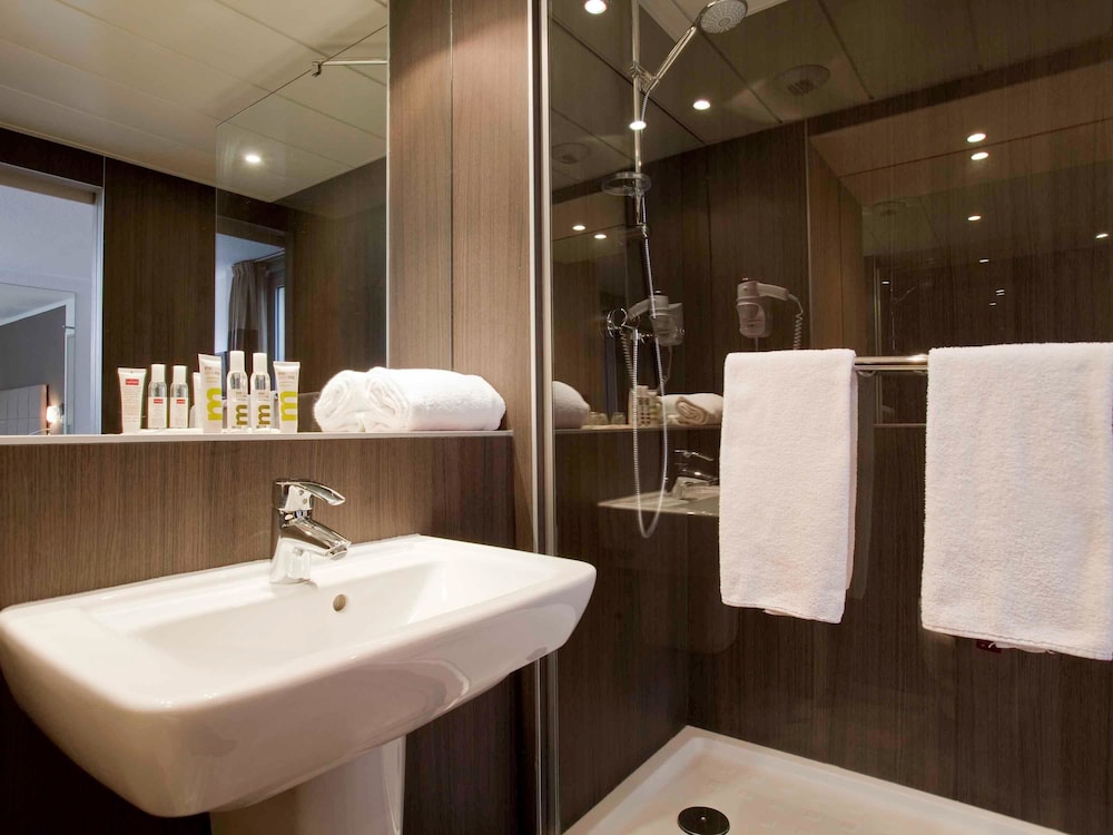 Habitación Clásica con camas individuales del hotel Mercure Versailles Chateau. Foto 4