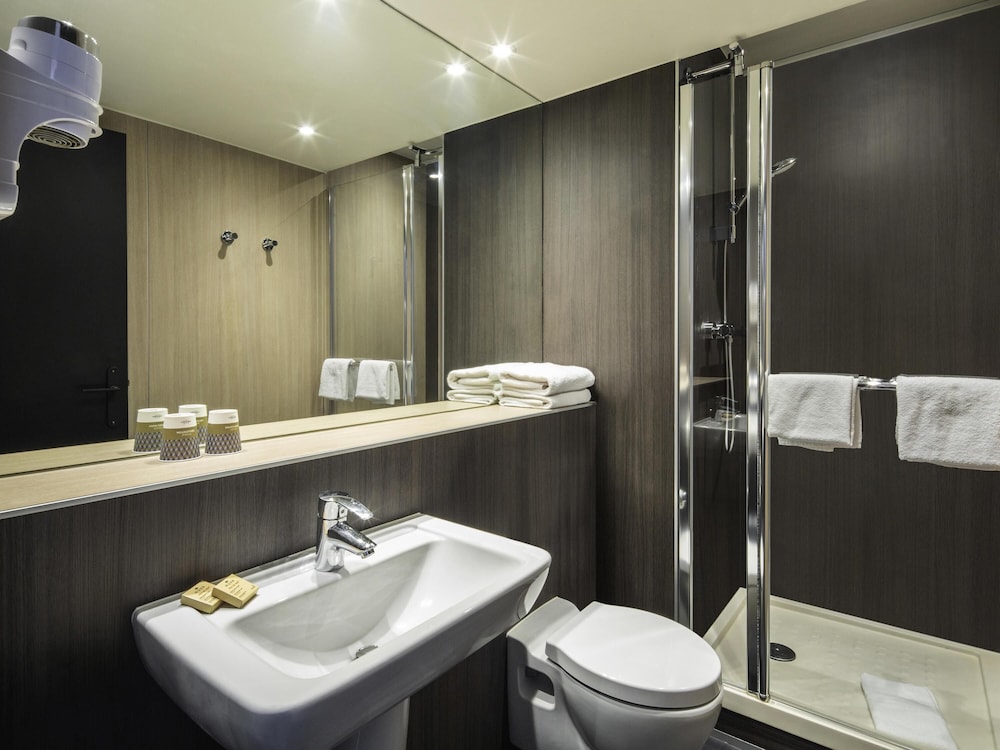Habitación Superior con 1 cama doble y 1 sofá cama del hotel Mercure Versailles Chateau