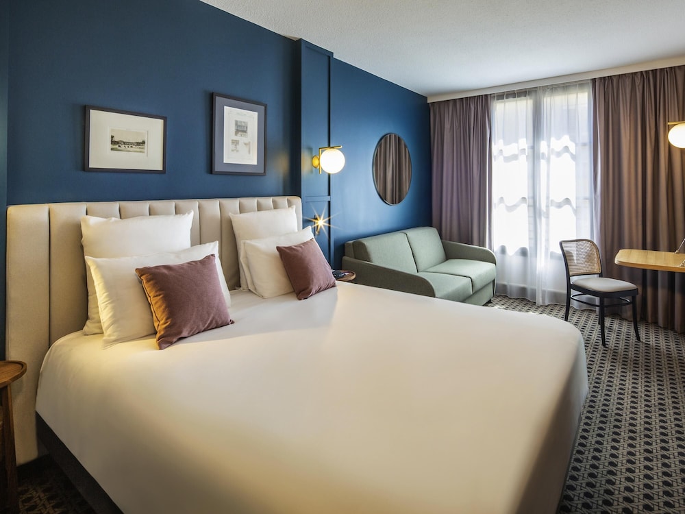 Habitación Superior con 1 cama doble y 1 sofá cama del hotel Mercure Versailles Chateau. Foto 1