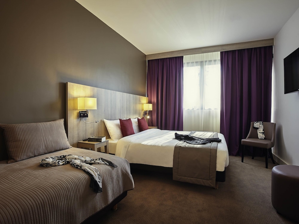 Habitación Classic con una cama doble y una cama individual del hotel Mercure Versailles Paris Ouest