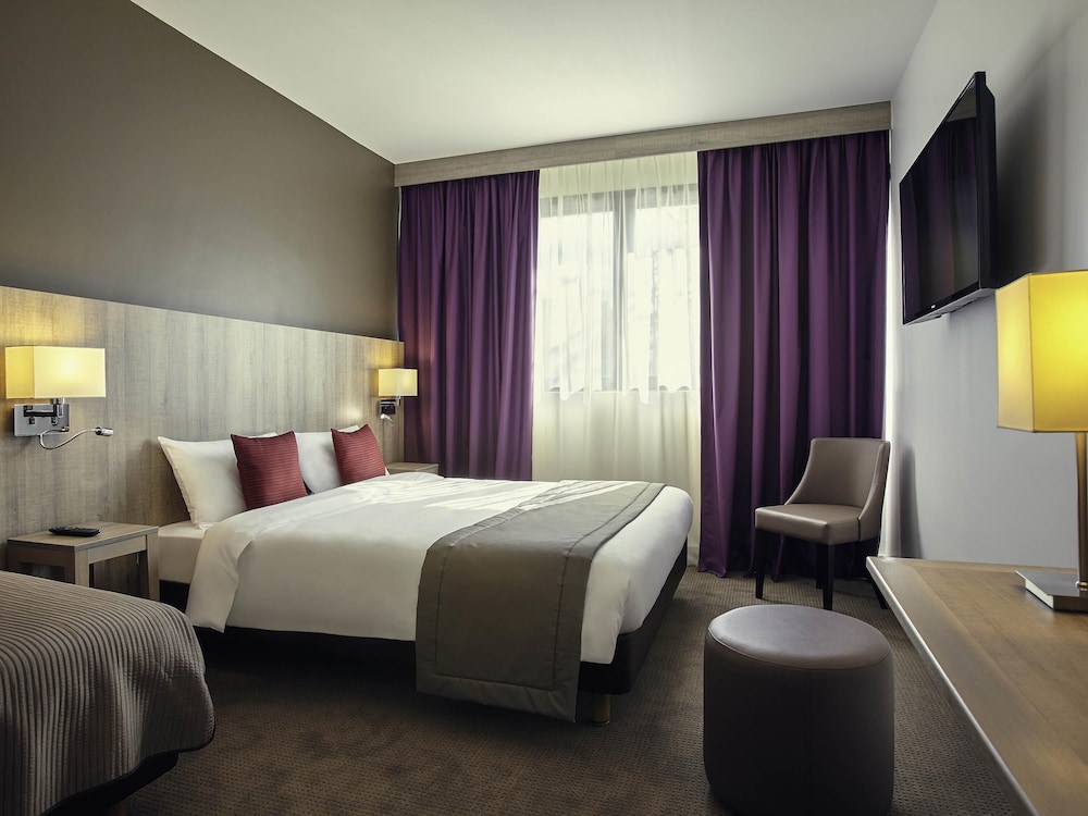 Habitación Classic con una cama doble y una cama individual del hotel Mercure Versailles Paris Ouest. Foto 5