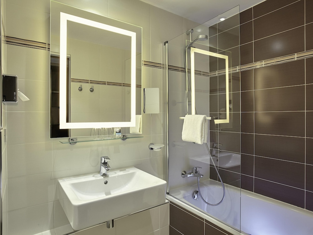 Habitación Classic con una cama doble del hotel Mercure Versailles Paris Ouest. Foto 4