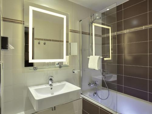Habitación Classic con dos camas individuales del hotel Mercure Versailles Paris Ouest. Foto 1