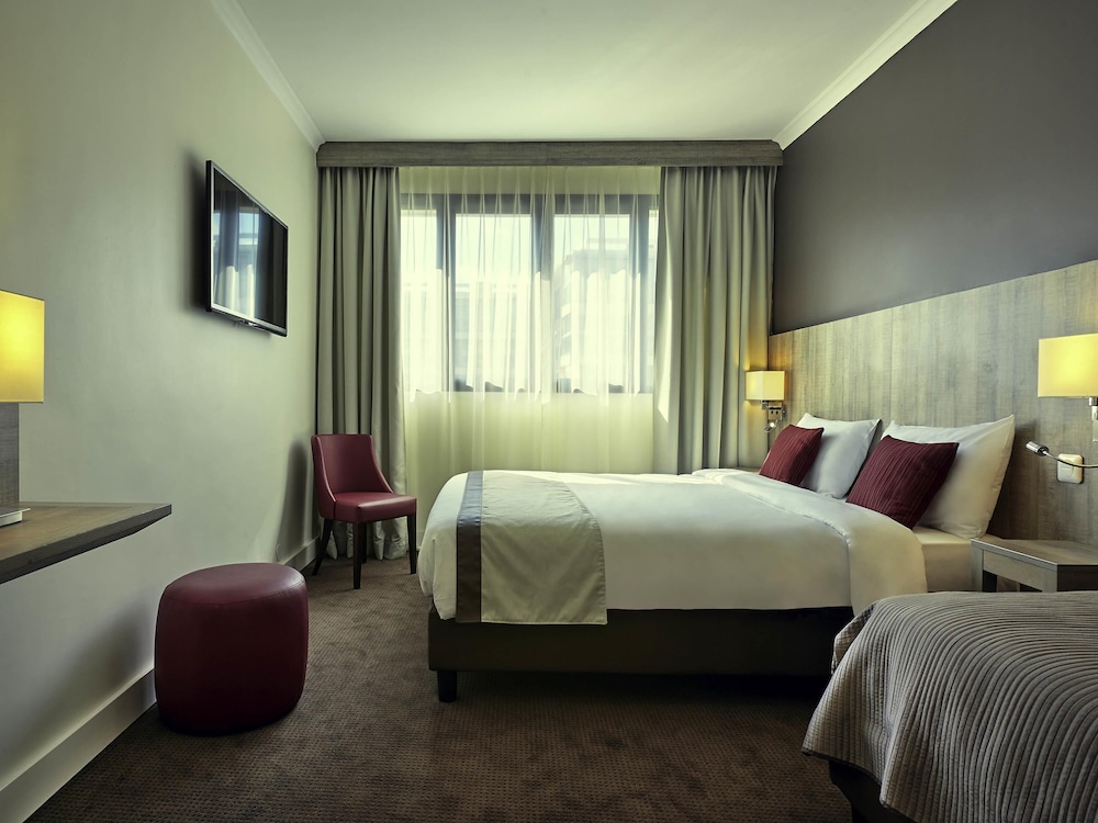 Habitación Classic con una cama doble y dos camas individuales del hotel Mercure Versailles Paris Ouest