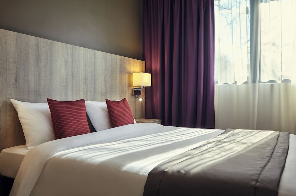 Habitación Classic con una cama doble y dos camas individuales del hotel Mercure Versailles Paris Ouest. Foto 1