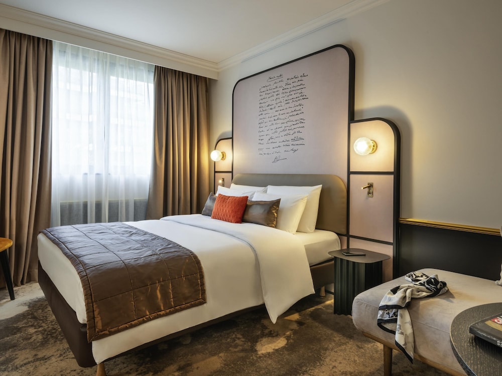 Habitación Privilege con una cama doble y otra individual del hotel Mercure Versailles Paris Ouest