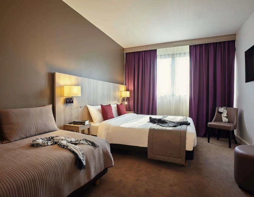 Habitación Classic con una cama doble y una cama individual del hotel Mercure Versailles Paris Ouest. Foto 3