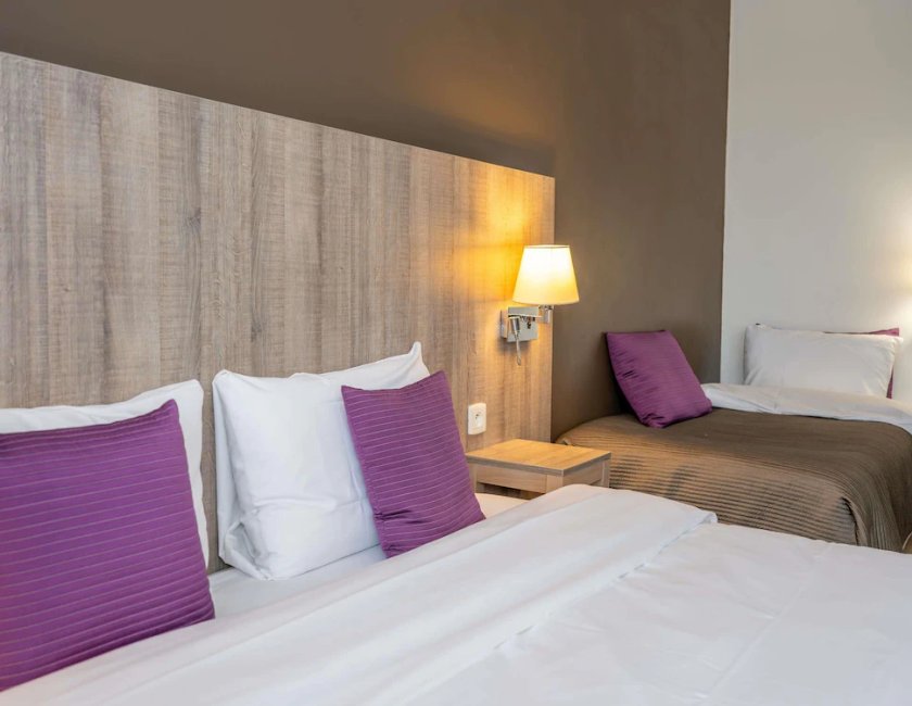 Habitación Classic con una cama doble y una cama individual del hotel Mercure Versailles Paris Ouest. Foto 6
