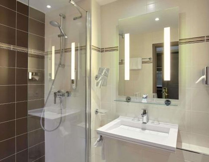 Habitación Classic con dos camas individuales del hotel Mercure Versailles Paris Ouest. Foto 3
