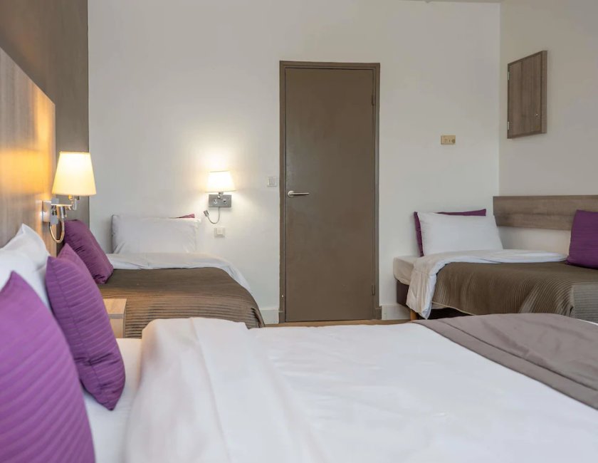 Habitación Classic con una cama doble y dos camas individuales del hotel Mercure Versailles Paris Ouest. Foto 3