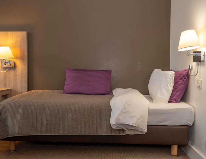 Habitación Classic con una cama doble y dos camas individuales del hotel Mercure Versailles Paris Ouest. Foto 4