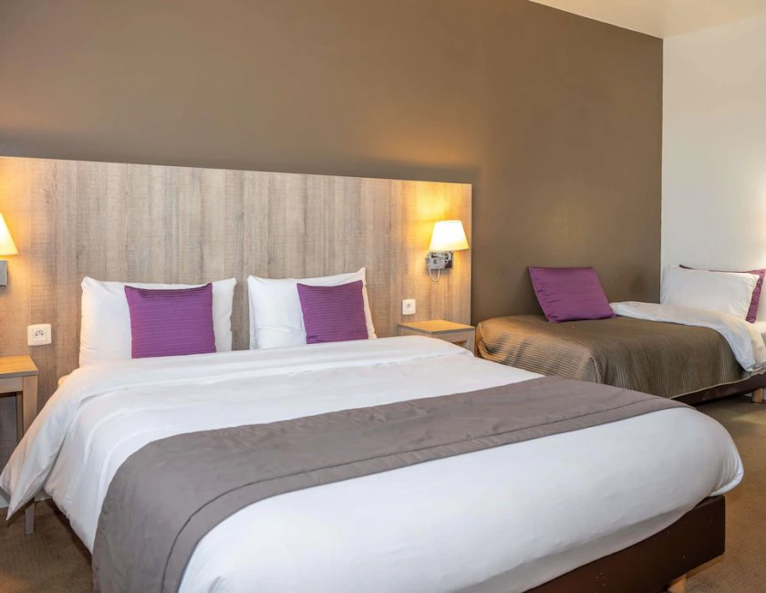 Habitación Classic con una cama doble y dos camas individuales del hotel Mercure Versailles Paris Ouest. Foto 5
